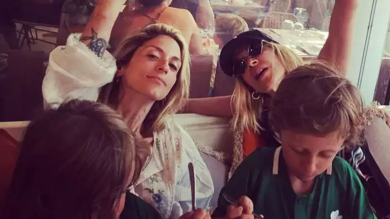 H Άννα Βίσση παίζει με τον εγγονό της και κλέβει τις εντυπώσεις